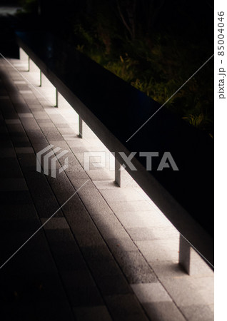 夜の歩道と灯り 85004046