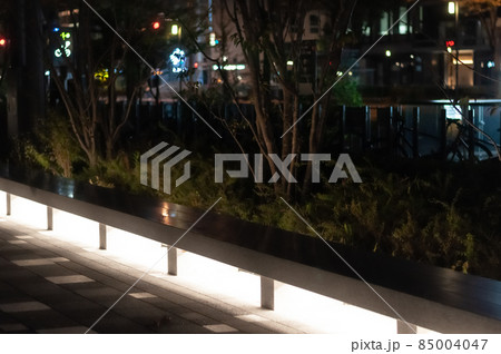 夜の歩道と灯り 85004047