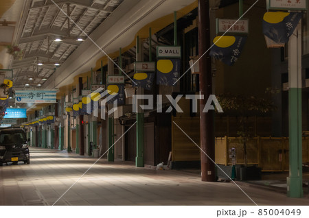 夜の商店街 85004049