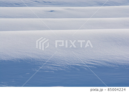 雪が積もった棚田の影 雪が積もった棚田の影 85004224