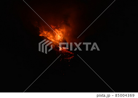 闇に爆ぜる炎(東大寺・二月堂 お水取り/奈良県奈良市雑司町) 闇に爆ぜる炎(東大寺・二月堂 お水取り/奈良県奈良市雑司町) 85004369