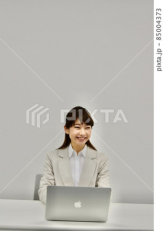 パソコンに向かう女性 パソコンに向かう女性 85004373