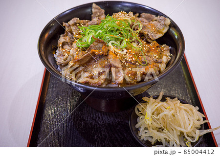 とても美味しい日本のカルビ丼 85004412