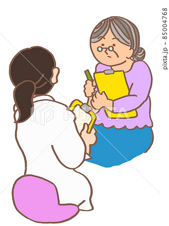 認知症　もの忘れ外来で問診を受ける高齢女性 85004768