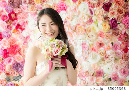 背景がバラの花でブライダルにも使えるかわいい花嫁さん10 正面 コピースペースあり 背景がバラの花でブライダルにも使えるかわいい花嫁さん10 正面 コピースペースあり 85005368