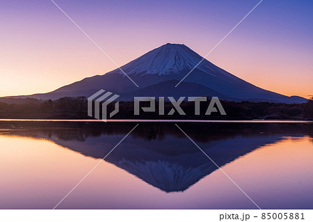 （山梨県）精進湖の逆さ富士・日の出前 85005881