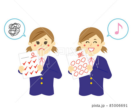 テストの答案用紙を持つ女子学生 85006691