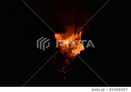 闇に爆ぜる炎(東大寺・二月堂 お水取り/奈良県奈良市雑司町) 闇に爆ぜる炎(東大寺・二月堂 お水取り/奈良県奈良市雑司町) 85006997