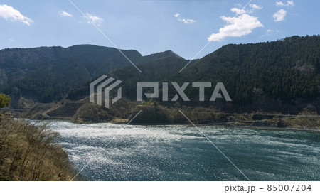 水面が光る秩父さくら湖／【浦山ダム】埼玉県秩父市 85007204