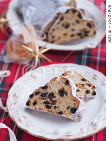 クリスマス素材 ドイツの焼き菓子シュトーレン クリスマス素材 ドイツの焼き菓子シュトーレン 85007906