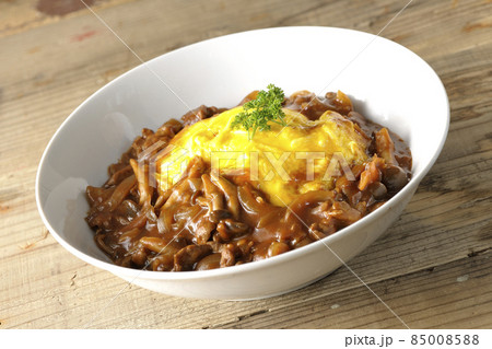 たっぷりのハヤシソースがかかったオムライス 85008588