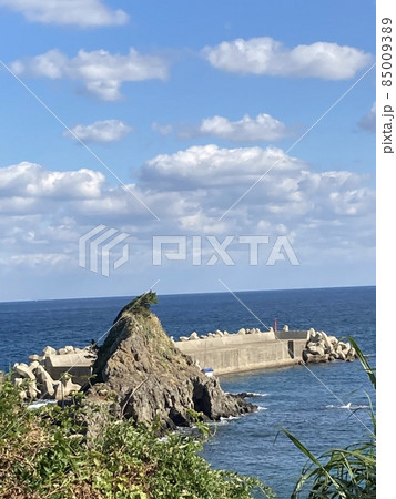 海と空と岩の写真素材 [85009389] - PIXTA