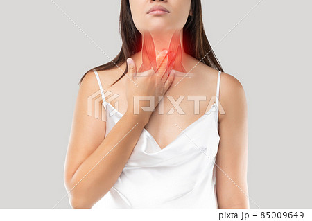 Women suffer from neck pain due to inflamed throat muscles. 85009649