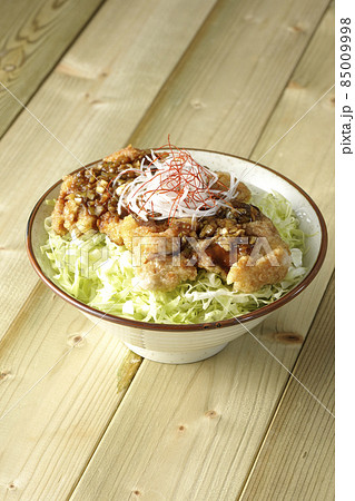 白髪葱、糸唐辛子、千切りキャベツ、油淋鶏丼 白髪葱、糸唐辛子、千切りキャベツ、油淋鶏丼 85009998