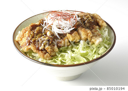 白髪葱、糸唐辛子、千切りキャベツ、油淋鶏丼を白背景で撮影 85010194
