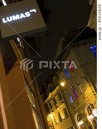 ラトビア リガ旧市街のショッピングストリート / Riga, Latvia 85010829