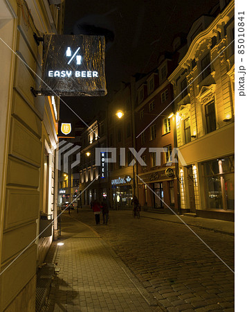 ラトビア リガ旧市街の飲食店街 / Riga, Latvia 85010841