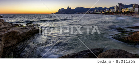 Panoramic image of the sunset at Ipanema beach in Rio de Janeiro 85011258