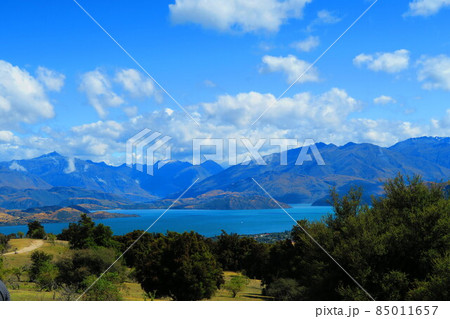 ワナカ湖に面したワナカの街 85011657