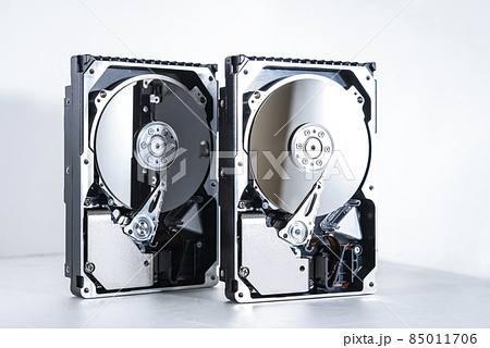 殻割したハードディスクの接写写真 85011706