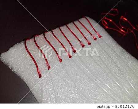 手作りの釣りの仕掛けをスポンジに刺して釣りの準備 85012176