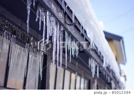 日本の冬の景色　屋根の氷柱 85012394