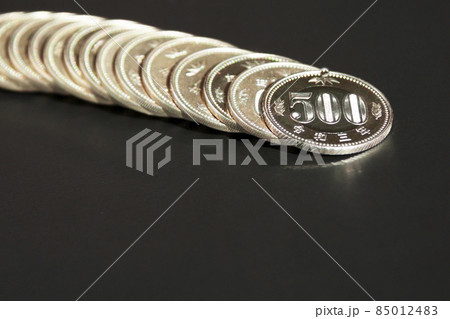 令和三年発行 新500円硬貨と旧500円硬貨 令和三年発行 新500円硬貨と旧500円硬貨 85012483