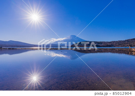 （山梨県）山中湖・湖畔の逆さ富士 85012904