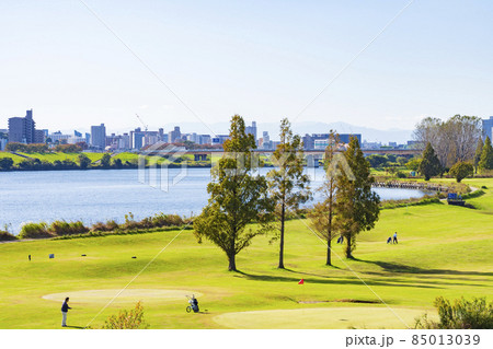 【都市風景】荒川土手の風景と河川敷ゴルフ場 【都市風景】荒川土手の風景と河川敷ゴルフ場 85013039