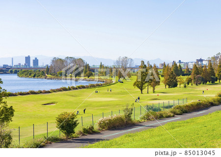 【都市風景】荒川土手の風景と河川敷ゴルフ場 85013045