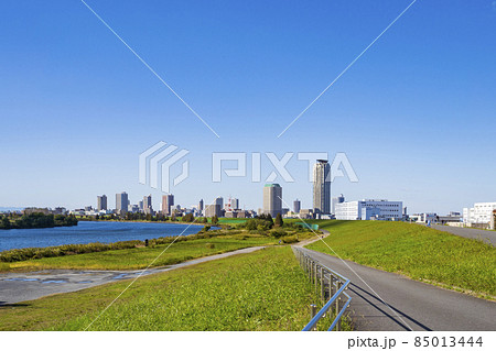 【都市風景】荒川土手から望む川口市街地 85013444