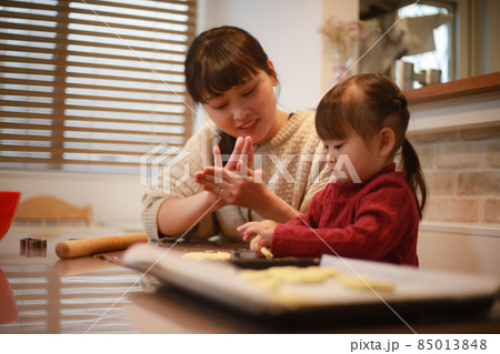 お菓子作りをする親子 お菓子作りをする親子 85013848