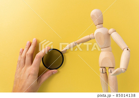 Polarizing filter in the hands of a wooden dummy with space for copying text. Accessory for the photographer 85014138