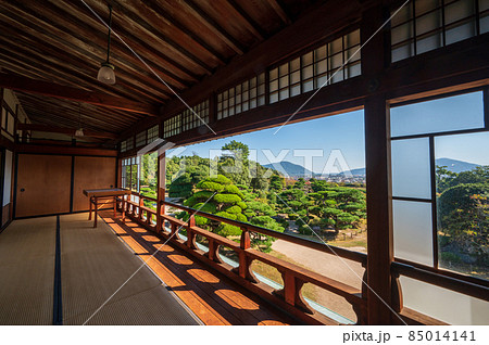 毛利家本邸から眺める夏の毛利氏庭園【山口県防府市】 85014141