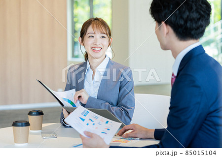 オフィスのロビーでミーティングをする若いビジネスパーソン　撮影協力「LINK FOREST] 85015104