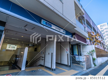 日本の東京都市景観　東京メトロ　広尾駅（出入口）などを望む 85015512