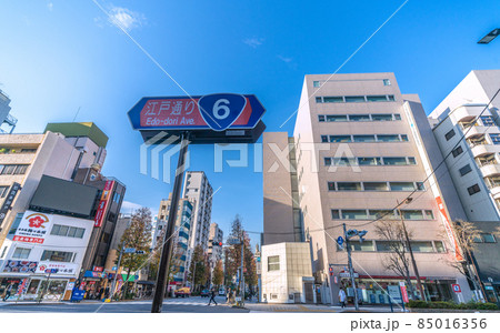 日本の東京都市景観　東京メトロ　小伝馬町駅（出入口）などを望む 85016356