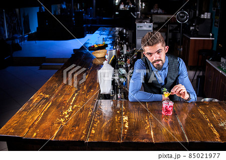 Focused bartender surprises with its skill bar visitors in cocktail bars 85021977