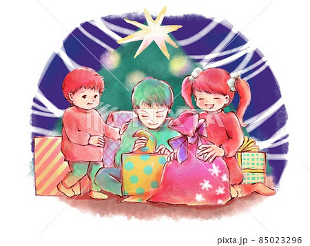 クリスマスプレゼントを開ける子どもたち 85023296