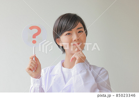 はてなのプレートをにこやかに持つ白衣女性 はてなのプレートをにこやかに持つ白衣女性 85023346
