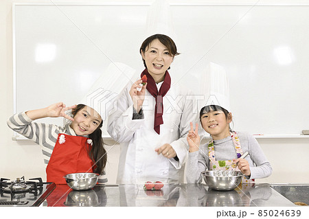 社会見学の体験教室で、お菓子の作り方を学ぶ小学生の女の子 85024639