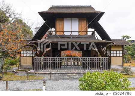 京都　晩秋の渉成園　傍花閣 85024796