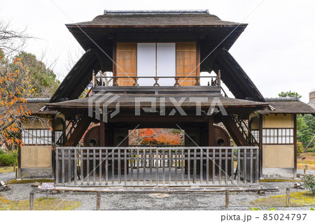 京都　晩秋の渉成園　傍花閣 85024797