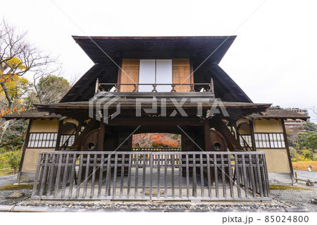 京都　晩秋の渉成園　傍花閣 85024800