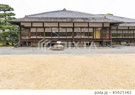 京都　晩秋の渉成園　閬風亭 85025362