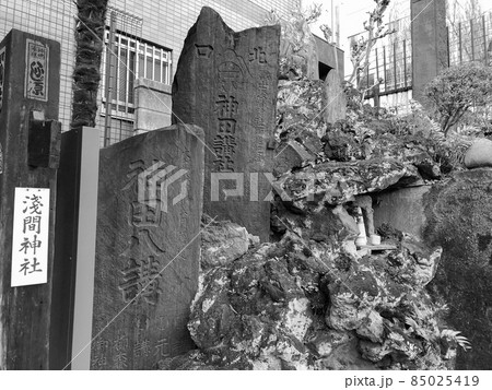 東京秋葉原・柳森神社の富士塚 東京秋葉原・柳森神社の富士塚 85025419