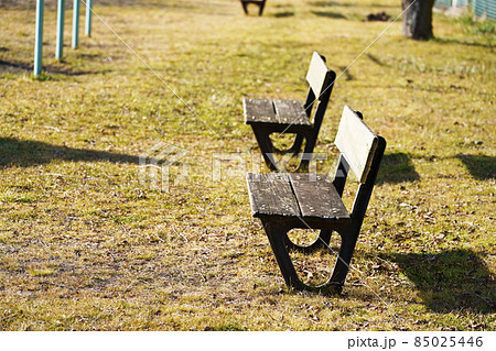 公園のベンチ 85025446