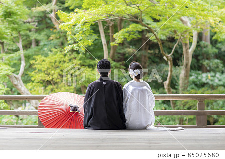 和装の2人の後姿 85025680