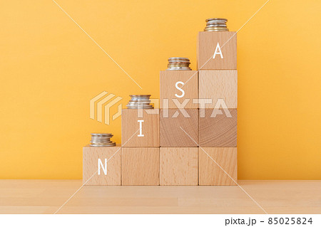 「NISA」と書かれた積み木とコイン 85025824