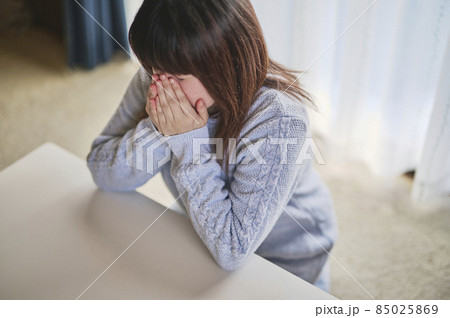 花粉症でくしゃみが止まらない女性 花粉症でくしゃみが止まらない女性 85025869